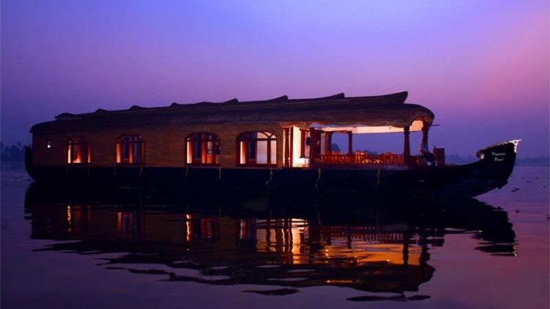 night-stay-houseboat